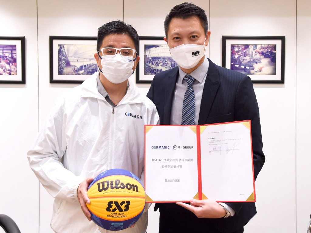Kenny Wong（右）在簽約儀式後，贈送奧運特別版 3x3 比賽用球予洪思聰。 公關圖片