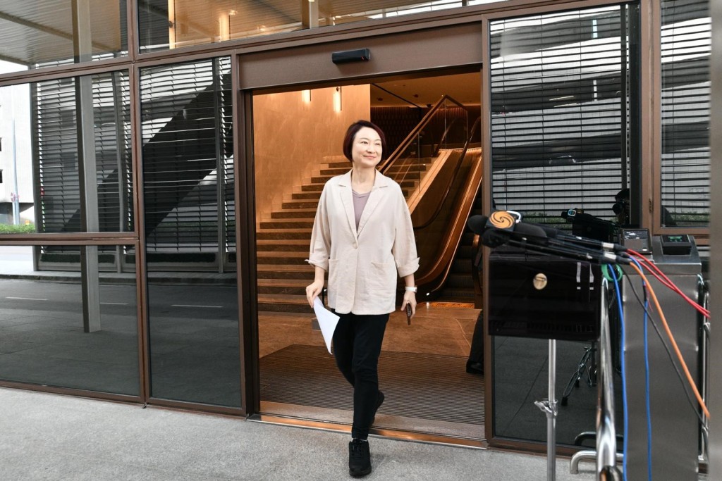 李慧琼启程往北京前在机场会见记者。