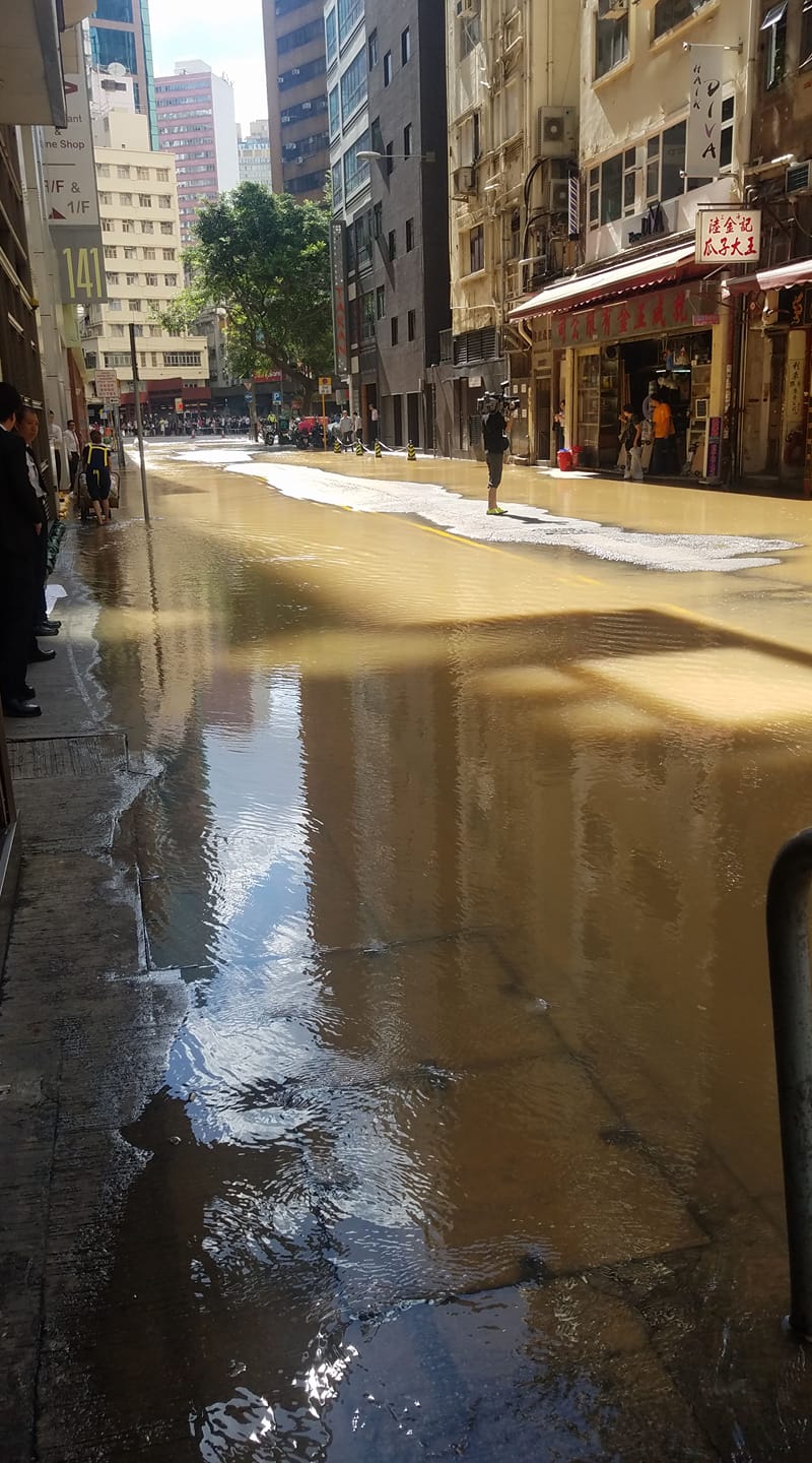 大量黃泥湧至路面。 香港突發事故報料區FB/網民Hw So圖