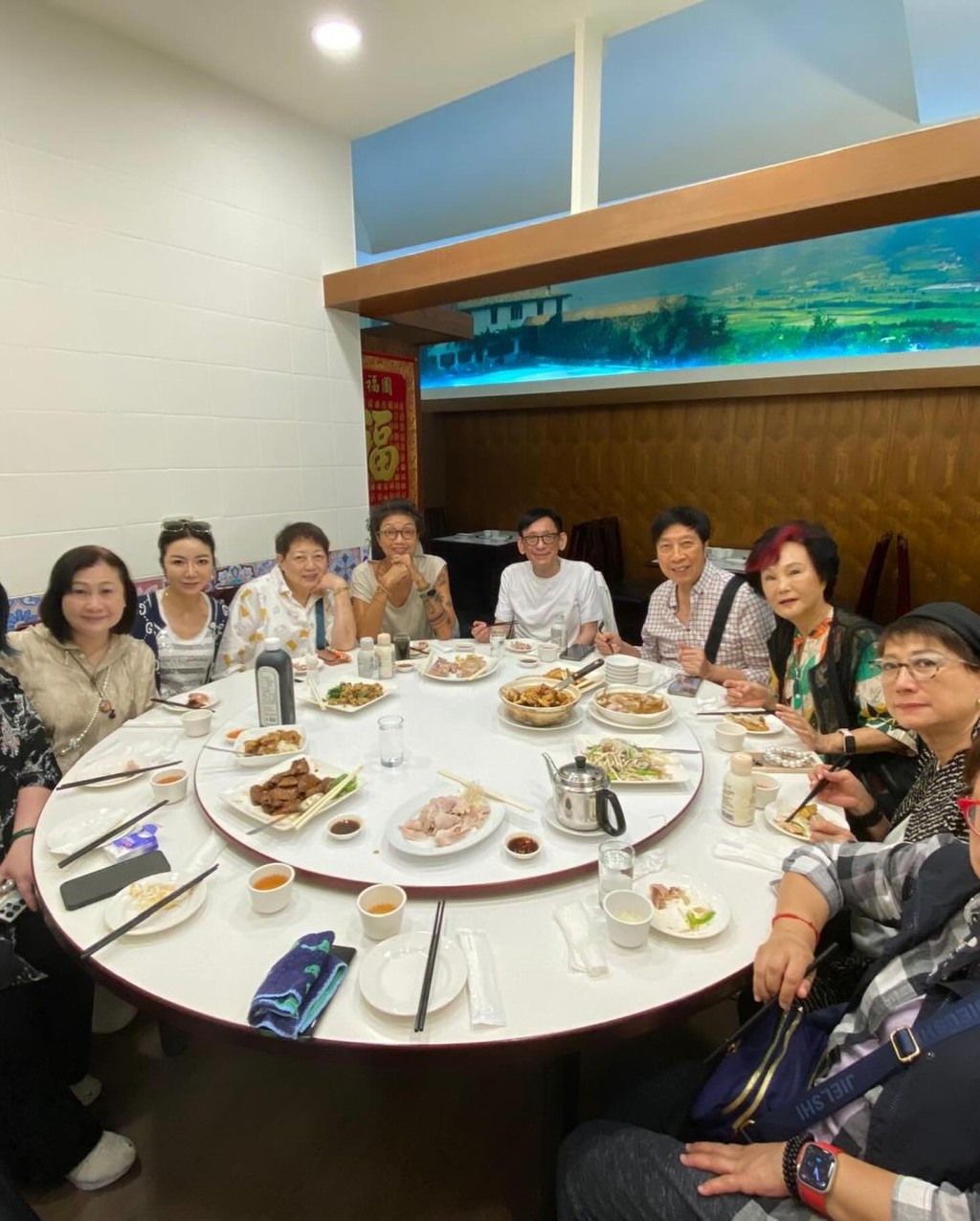 胡錦盡地之誼請來自香港的好友吃飯。