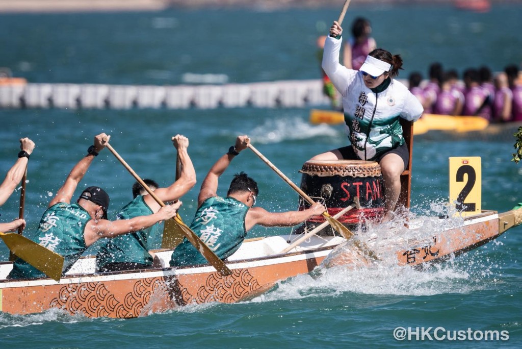 海關龍舟隊今日在赤柱參加「2025黑武士慈善中秋龍舟盃」,與多個政府部門同場競技,最終在比賽中奪得亞軍。香港海關FB圖片 海關龍舟隊今日在赤柱參加「2025黑武士慈善中秋龍舟盃」,與多個政府部門同場競技,最終在比賽中奪得亞軍。香港海關FB圖片