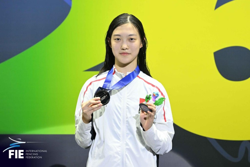 女佩楊書涵日前在少年組奪銀。FIE圖