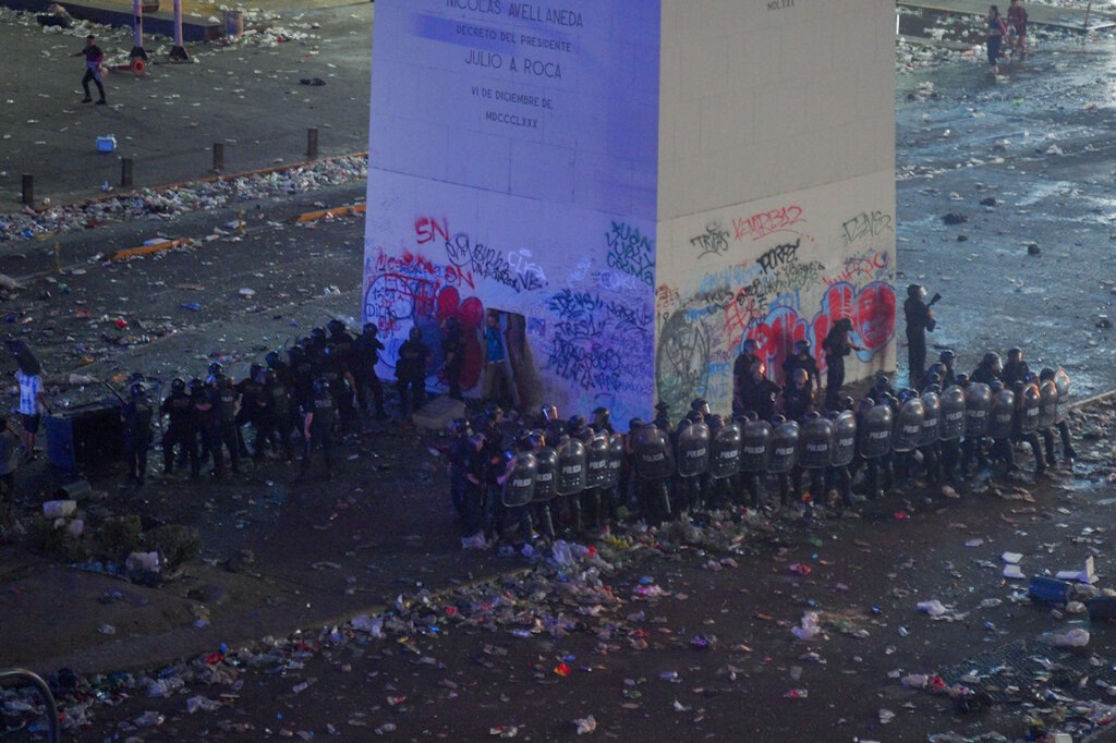 日前布宜诺斯艾利斯上街庆祝的群众中，部份人与警员发生冲突，造成多人受伤及被捕（AP）