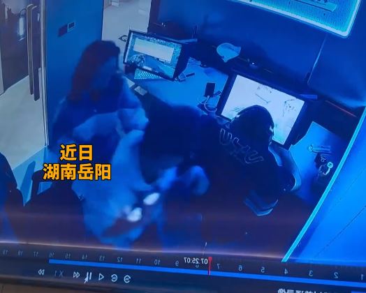 岳陽男子包房打機期間，被闖入的女子猥褻。@河南法制報