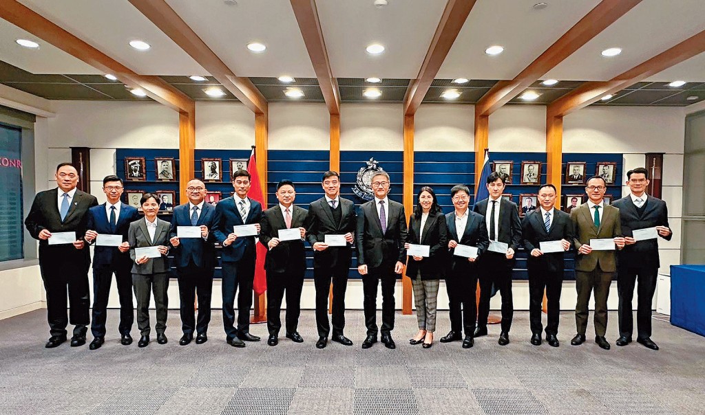 13位警隊高層昨日在「一哥」蕭澤頤手中接過「Yes Letter」,喜獲升職「聖誕禮物」。