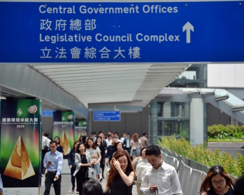 政府在計算公務員加薪指標時，會按機制先扣減遞增薪額。