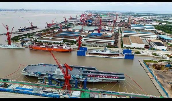 停泊在上海造船廠的「福建艦」。