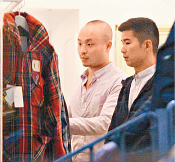 ■阿Jan與一名男友人一齊睇衫。