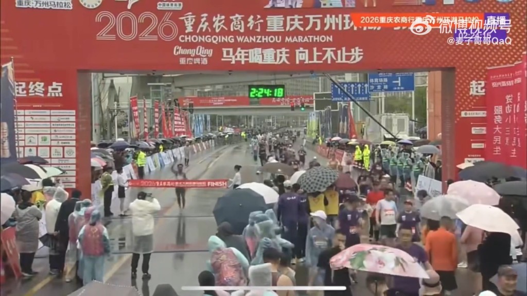 冠军选手重新冲线。微博@麦子哥哥QaQ