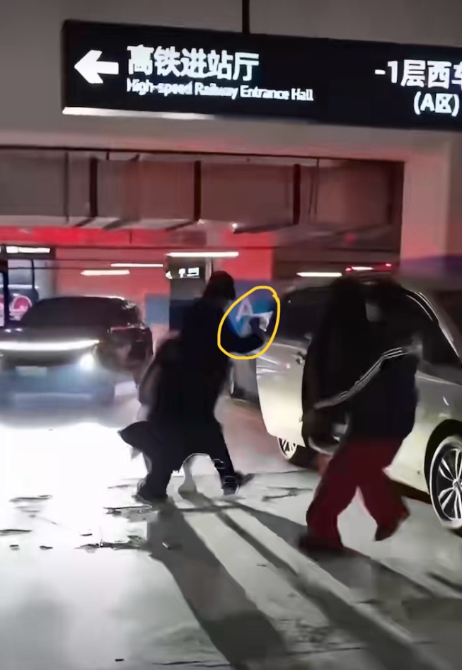 靈超似乎搶到了手機。 靈超似乎搶到了手機。