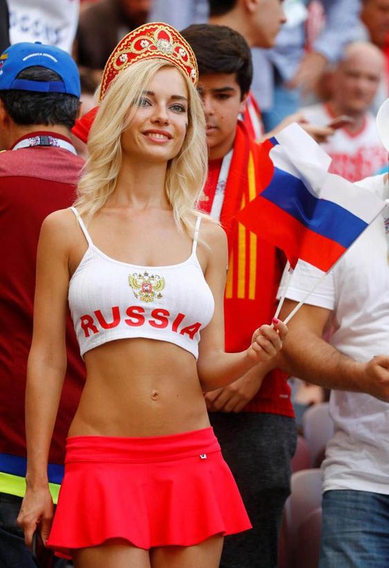 俄羅斯演員蘭捷露娃於一八年的世界盃上，穿著性感地揮舞著俄羅斯國旗，此戰可謂「一戰成名」，及後她就被譽為「世界盃最性感女球迷」。網上圖片