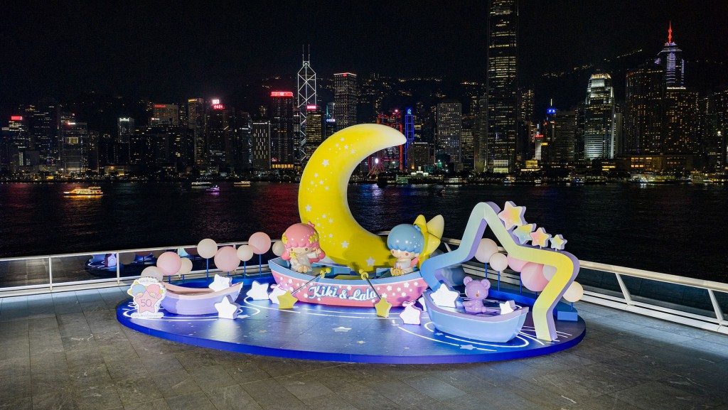 Kiki & Lala夢幻星雲之旅的場景,以巨型月亮與星光小船營造浪漫星空氛圍。 Kiki & Lala夢幻星雲之旅的場景,以巨型月亮與星光小船營造浪漫星空氛圍。