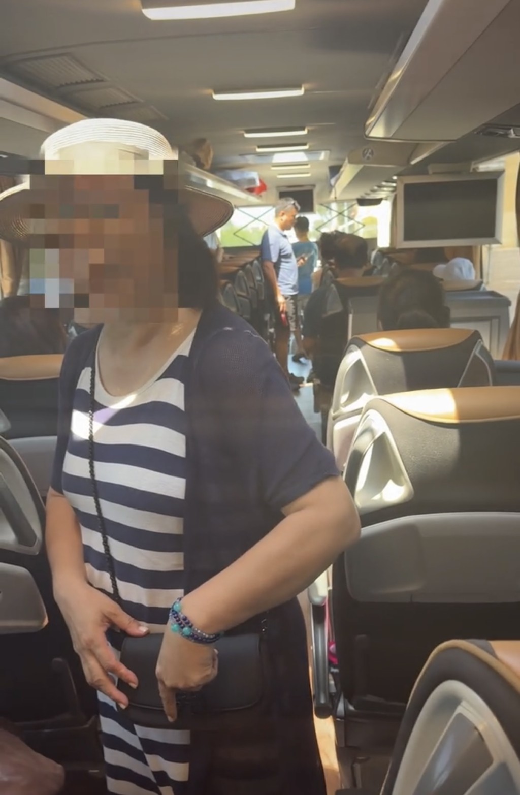 中國旅遊團在意大利被洗劫一空。抖音@上新聞那個歐洲大巴車一鍋端博主 中國旅遊團在意大利被洗劫一空。抖音@上新聞那個歐洲大巴車一鍋端博主