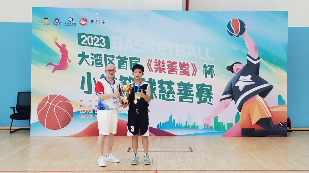 乐善堂李茂铭常务总理颁发广州市白云区黄边小学最佳运动员奖项。