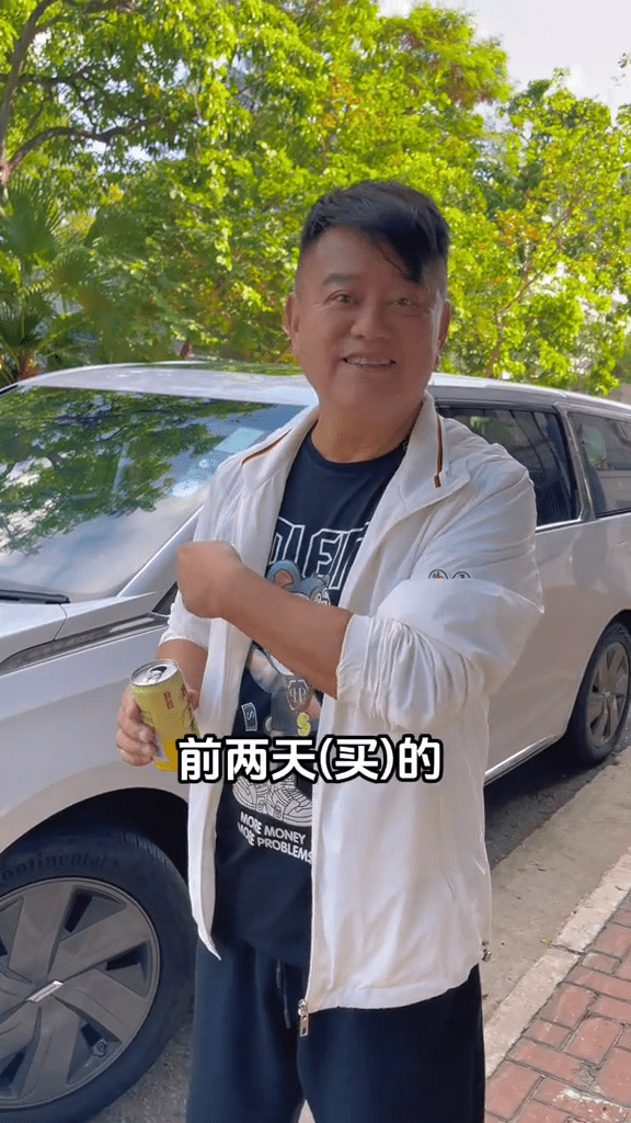 陈百祥去年换新车，更在网上拍片大赞。