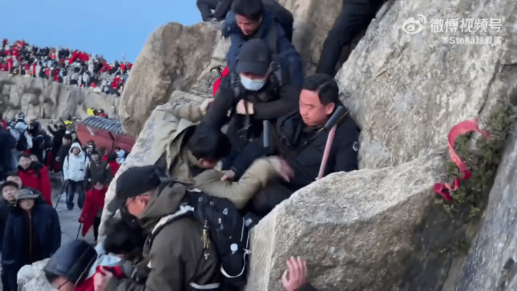 为争睇日出靓位，泰山爆游客冲突，多人扭打滚落山石。