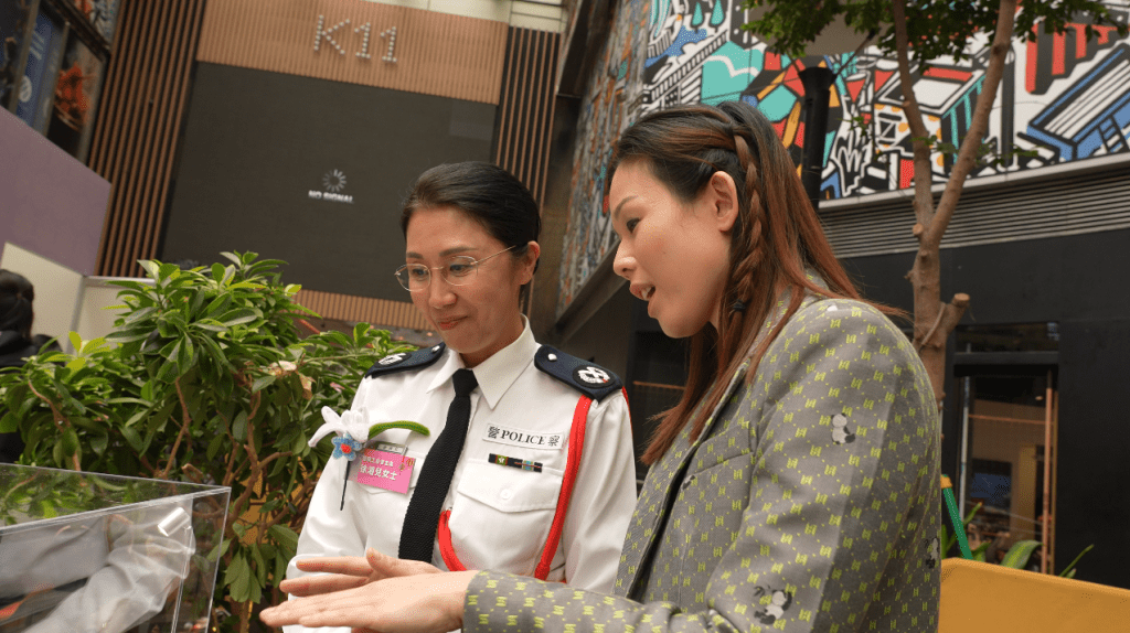 徐湘兒借展品《一家親》以動物為主題，寓意警隊守護生命，同時傳遞「香港與內地是一家，攜手守護國家安全」的訊息。