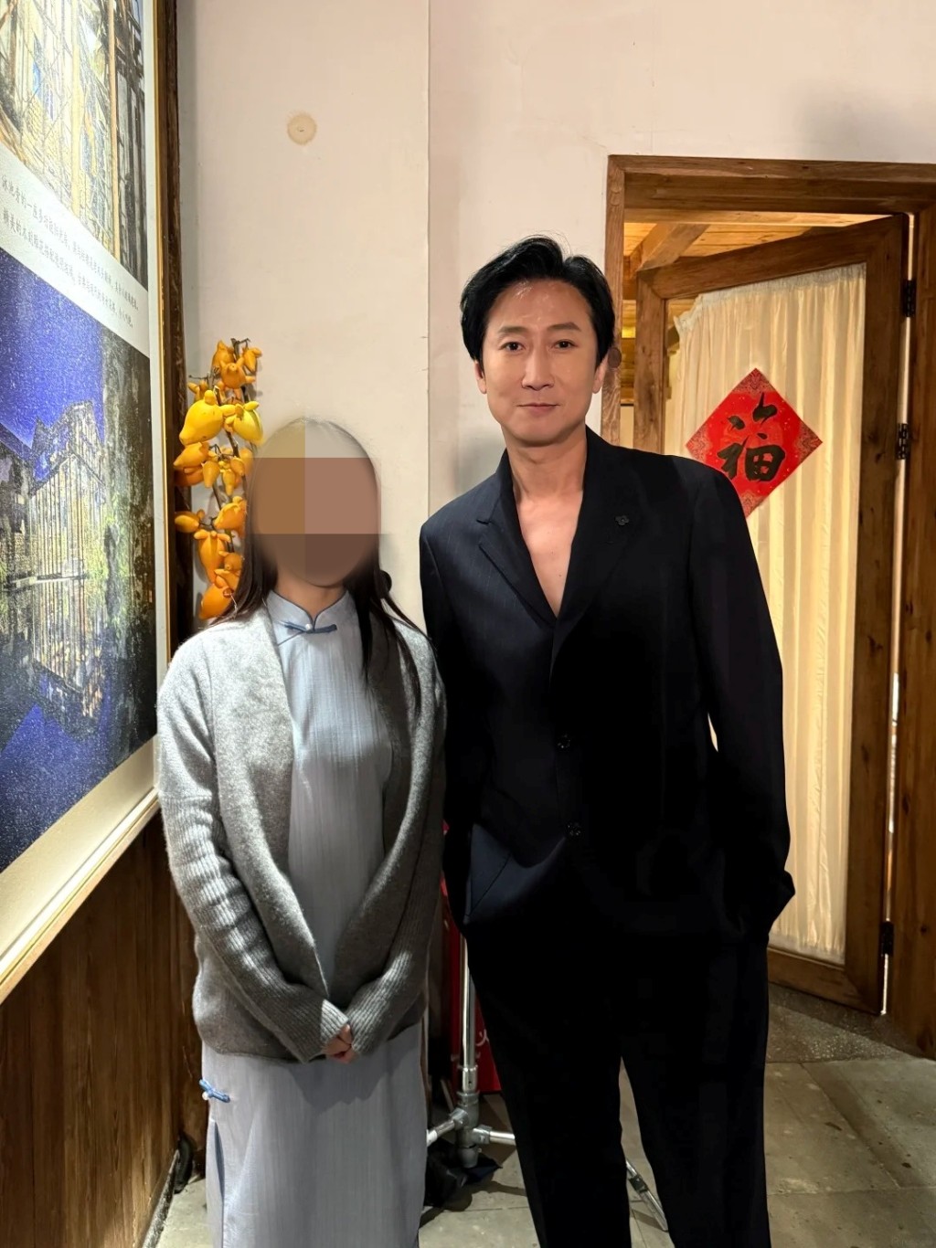 大仔洪天明身穿全黑俐落西裝，身型高大挺拔。