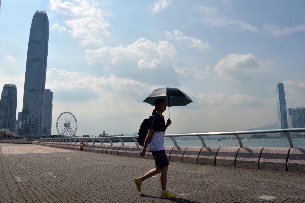 周五（23日）天氣晴朗，日間酷熱及非常乾燥，氣溫最高達33度。