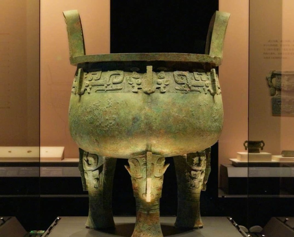  子龙鼎 ，商（约公元前1600年—约公元前1046年），20世纪20年代出土于河南辉县。因其腹壁近口缘处铸有铭文“子龙”二字得名。整器的造型雄伟稳重，是商代圆鼎中体积最大者。深圳晚报