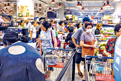 新加坡民众周二在超市抢购食品。　