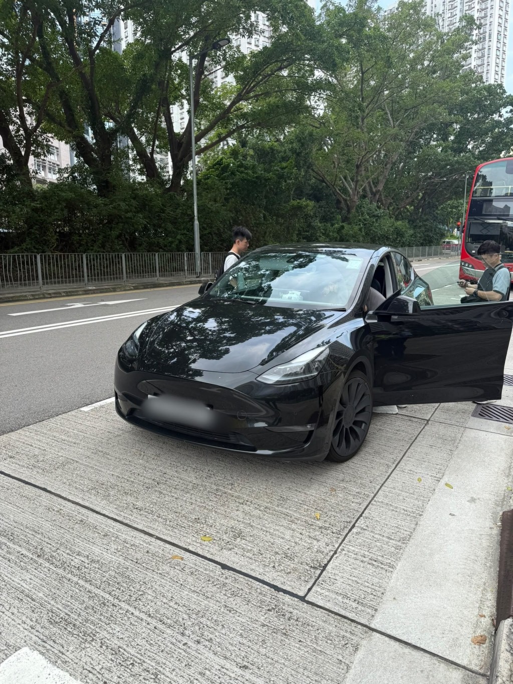 警方在青衣截獲的白牌車。 警方在青衣截獲的白牌車。