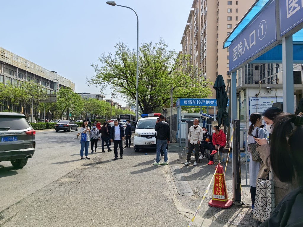 醫院外有多聚集。駐北京記者張言天攝