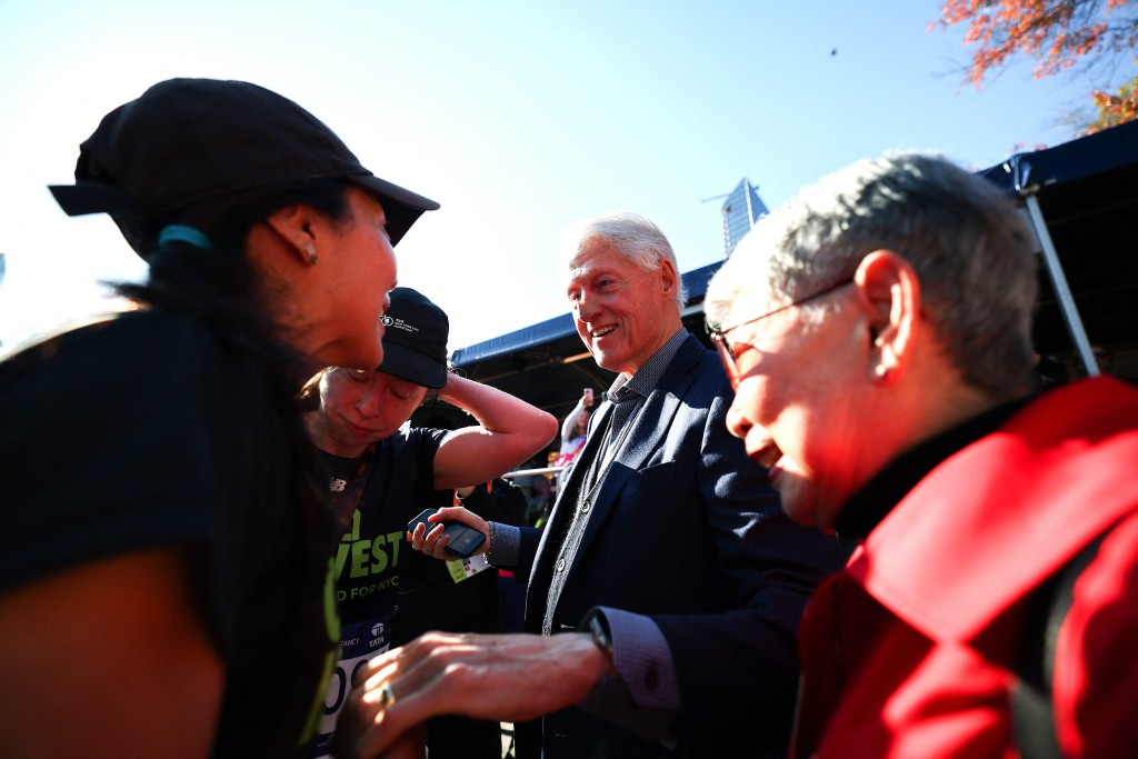 克林頓偕同夫人希拉莉現身,為女兒打氣。法新社 克林頓偕同夫人希拉莉現身,為女兒打氣。法新社