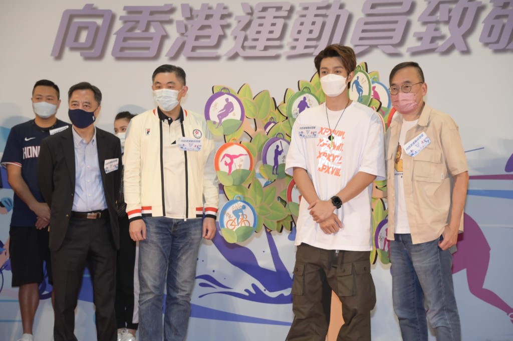 周柏豪拍劇不忘睇奧運！