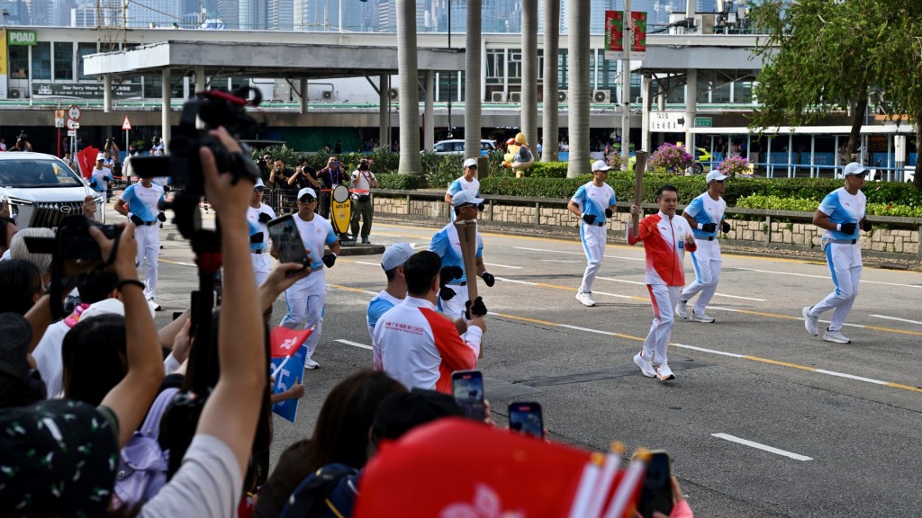 尖沙咀梳士巴利道一早有大批市民守候，也有學校組織學生到場，為火炬手歡呼打氣。劉駿軒攝