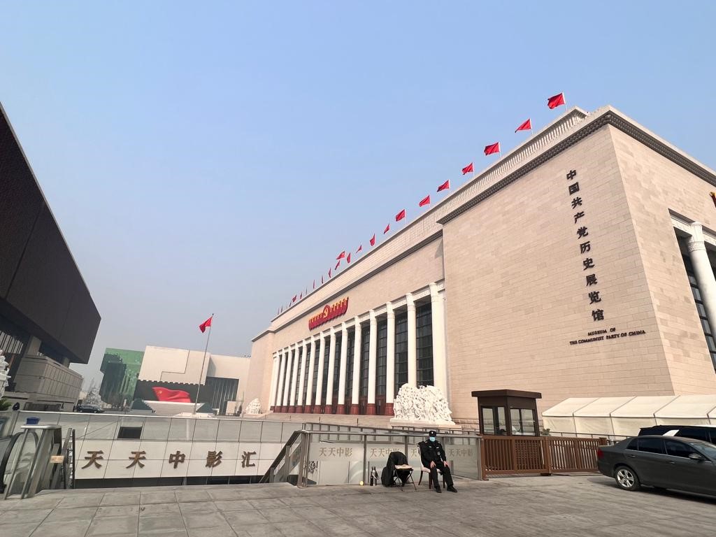 李家超下午约一时到中国共产党历史展览馆参观。郭咏欣摄