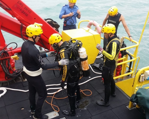 消防蛙人搜救至中午。