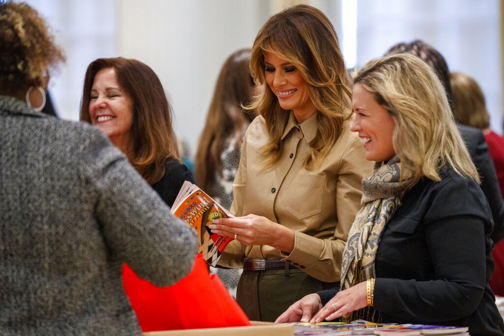 梅拉尼婭（中）與特朗普關係一向引起猜測。AP圖片