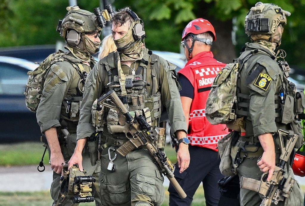 警員到場制服嫌犯。法新社