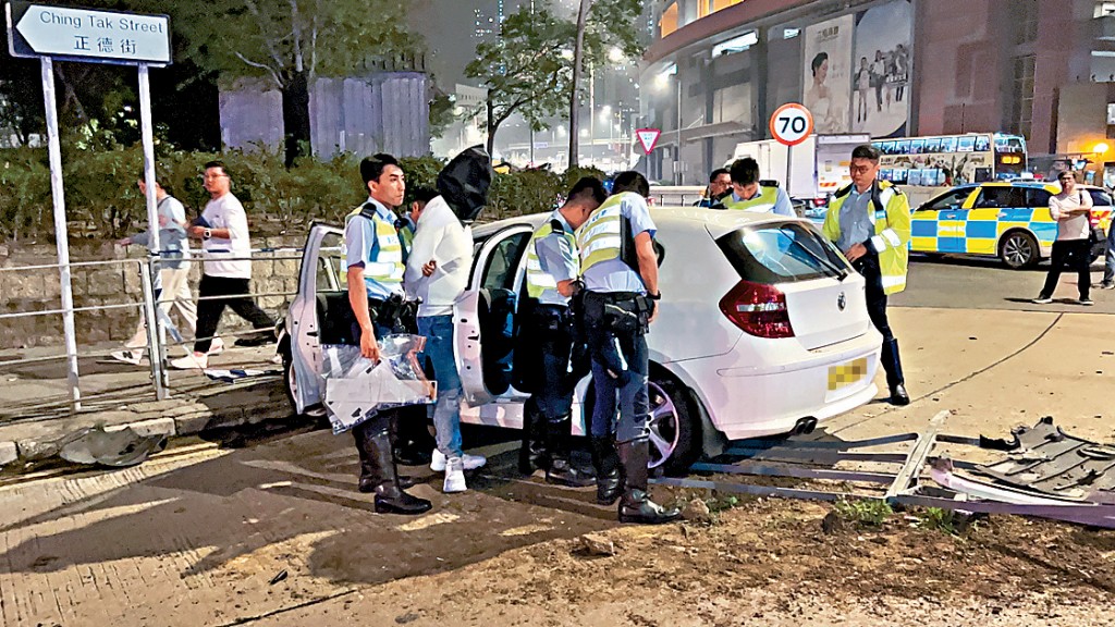 警方召拖車將涉事房車拖走。