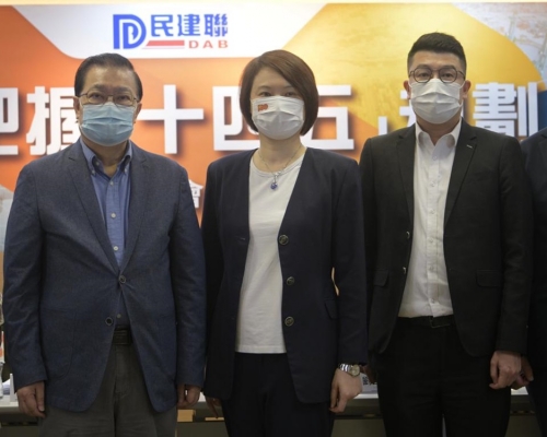 譚耀宗(左)指鄭松泰應自知喪失選委資格的理由。