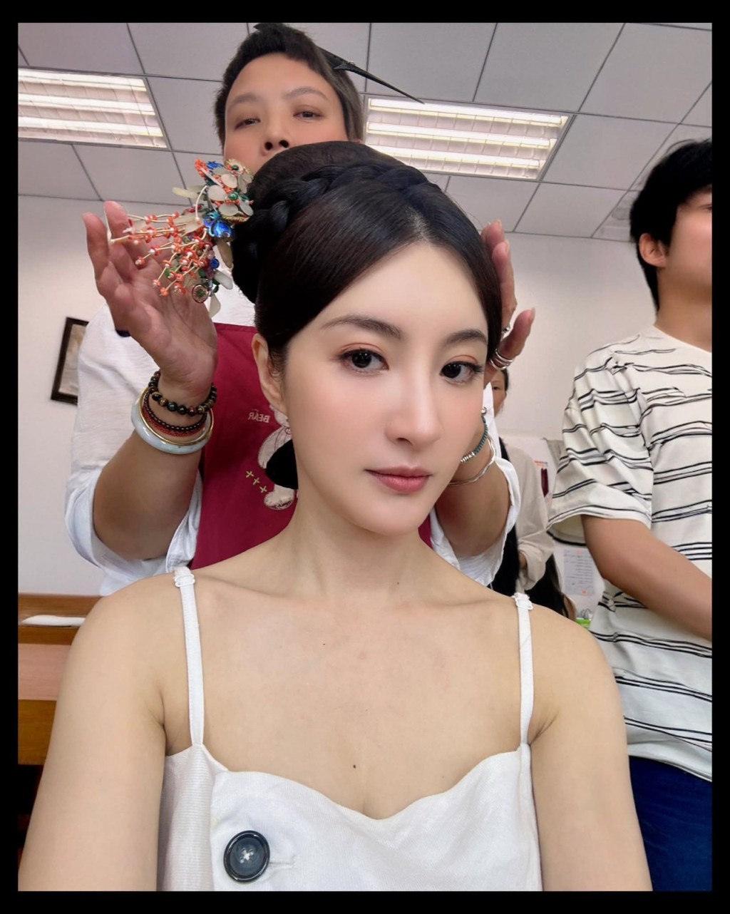 林夏薇演慈禧做足功課，穿清代花盆底鞋學行。