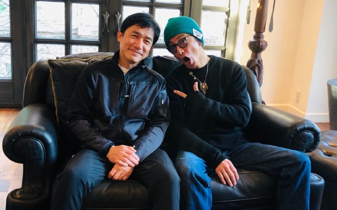老友偶遇,偉仔笑得開心,木村也忽然活潑起來。(微博圖片)