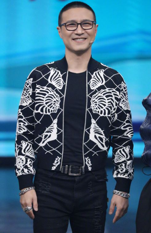 出任三人的御用攝影師。