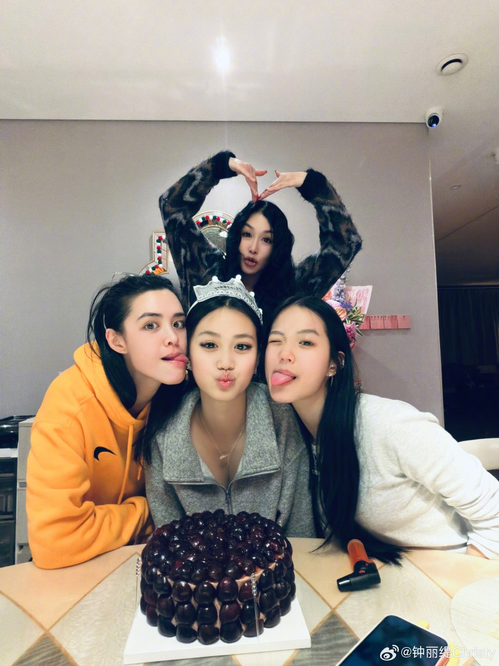 鍾麗緹的三個女兒感情好。