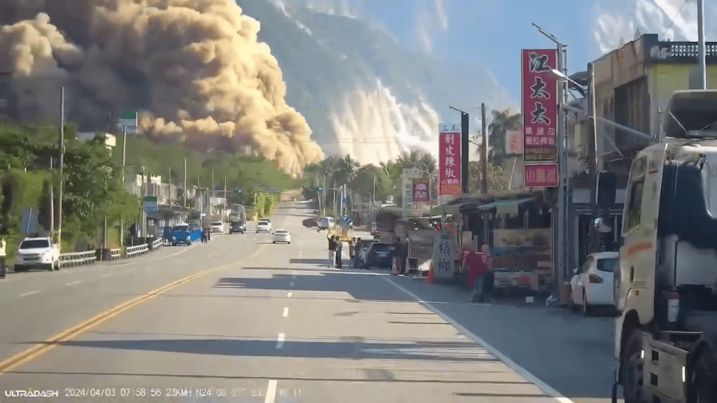 台湾花莲地震，有目击者拍下山崩瞬间，灰尘腾起高速冲向马路。