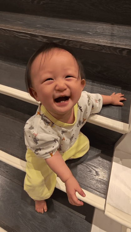 方力申近日分享女兒爬樓梯的短片，意外令近半億獨立屋內部裝潢曝光。