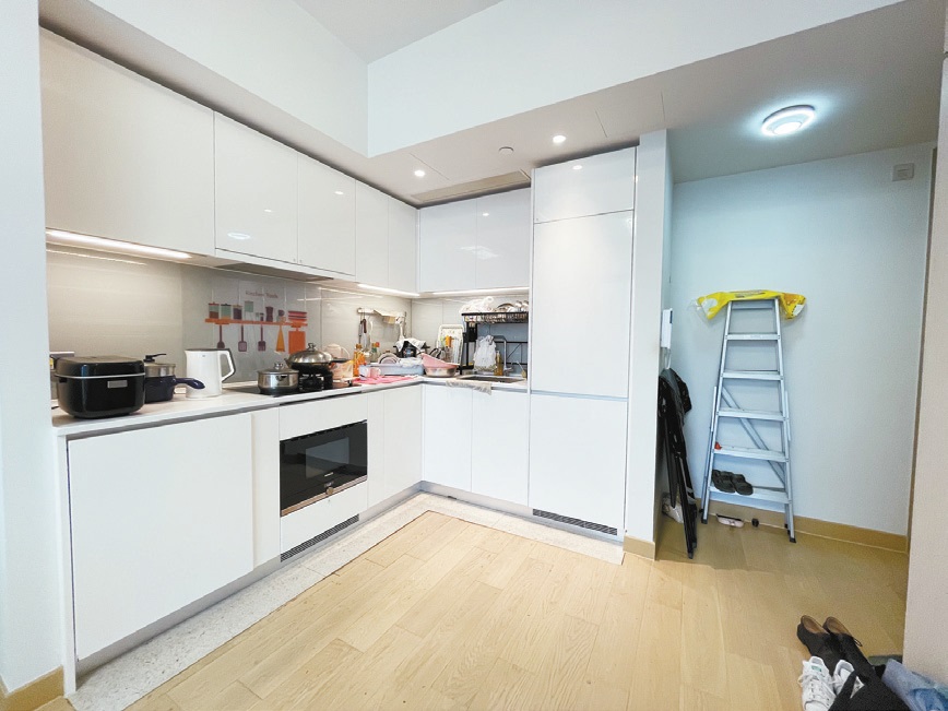 廚房採用開放式設計，櫥櫃簇新。