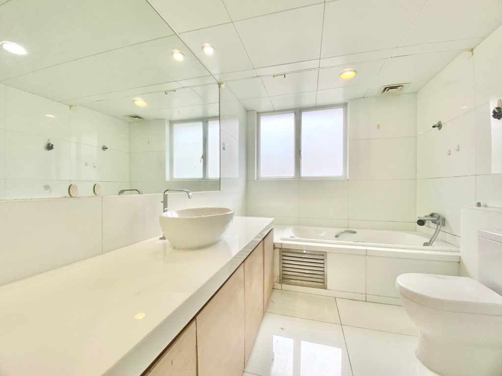 浴室以白色設計，更顯簡潔。