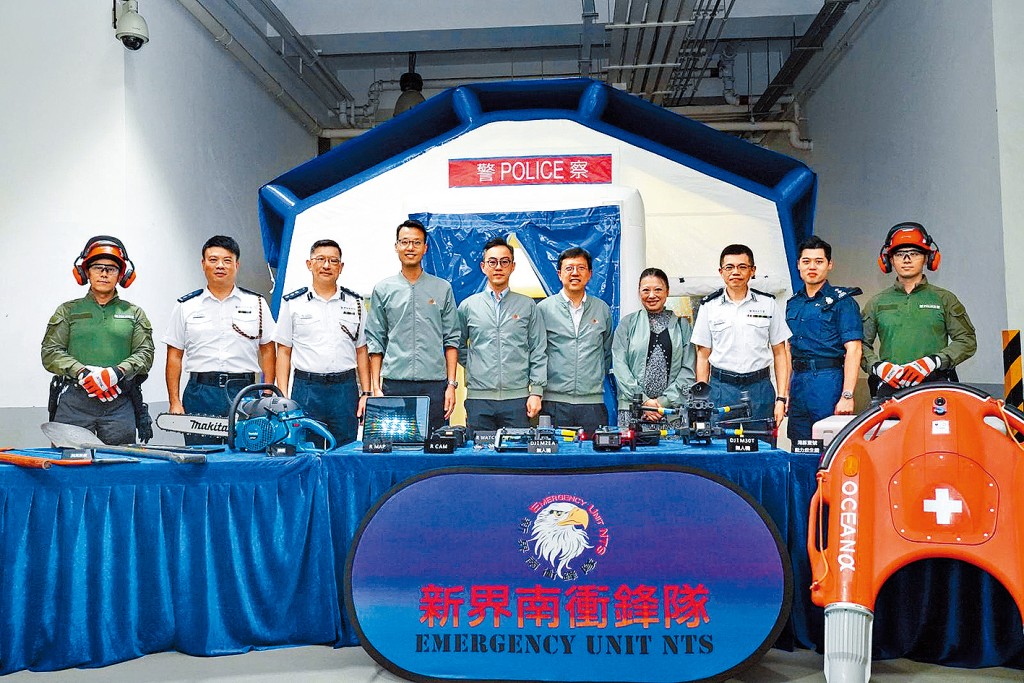 新界南總區指揮官麥展豪(右三)及副指揮官楊文彬(左三)向4位民政事務專員(左四至左七)介紹救援裝備。