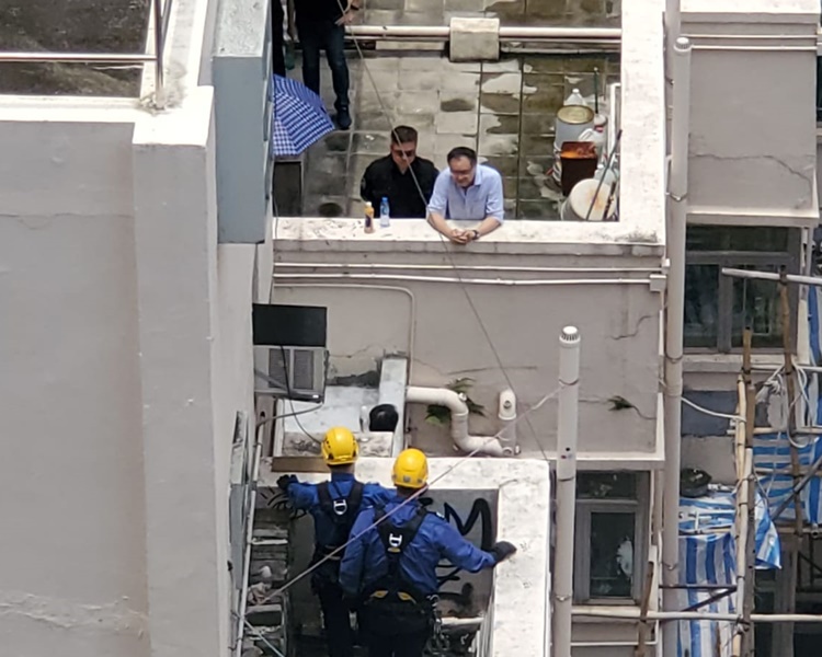消防戒備,談判專家止進行游說。林思明攝