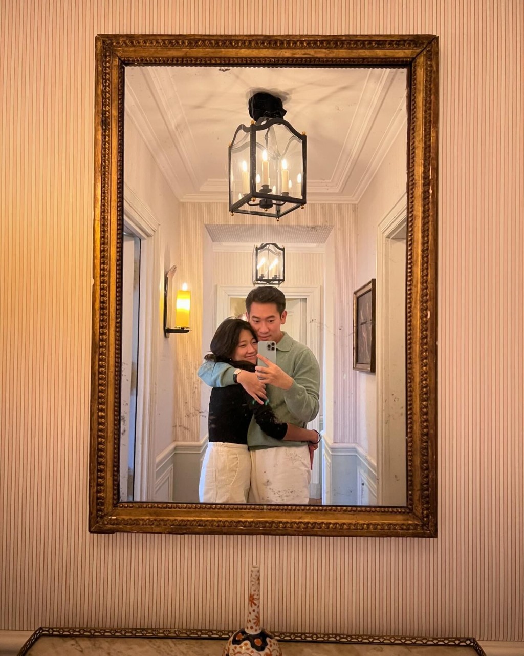 兩人亦於鏡前擁抱Selfie。