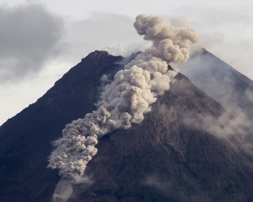 印尼默拉皮火山噴發，一天噴出炙熱的火山灰多達30多次。AP圖片