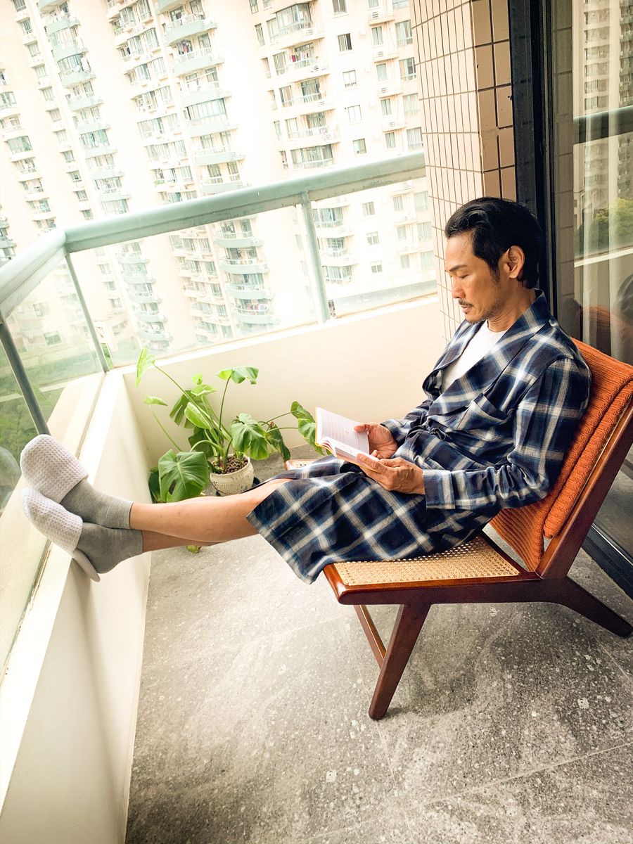 得閒坐露台閱讀。