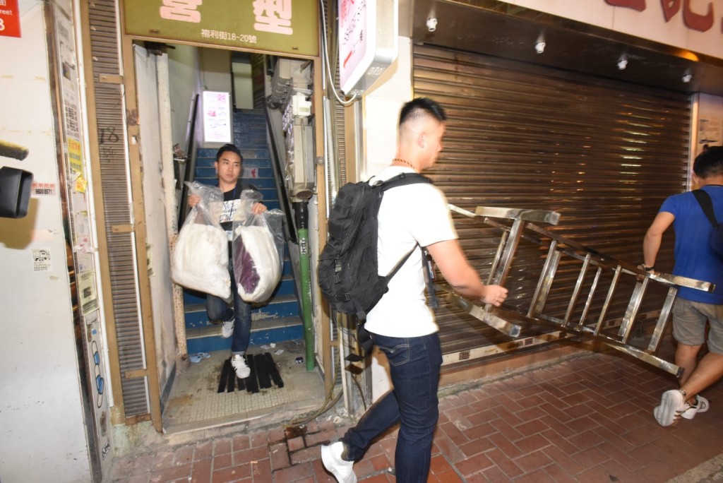 警方帶走涉案證物